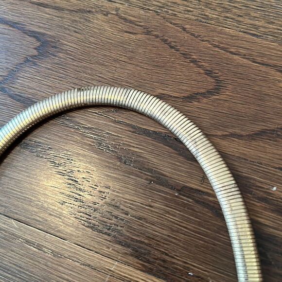 Vintage 80s gold serpentine stretch belt with rounded rectangle buckle - Picture 4 of 5